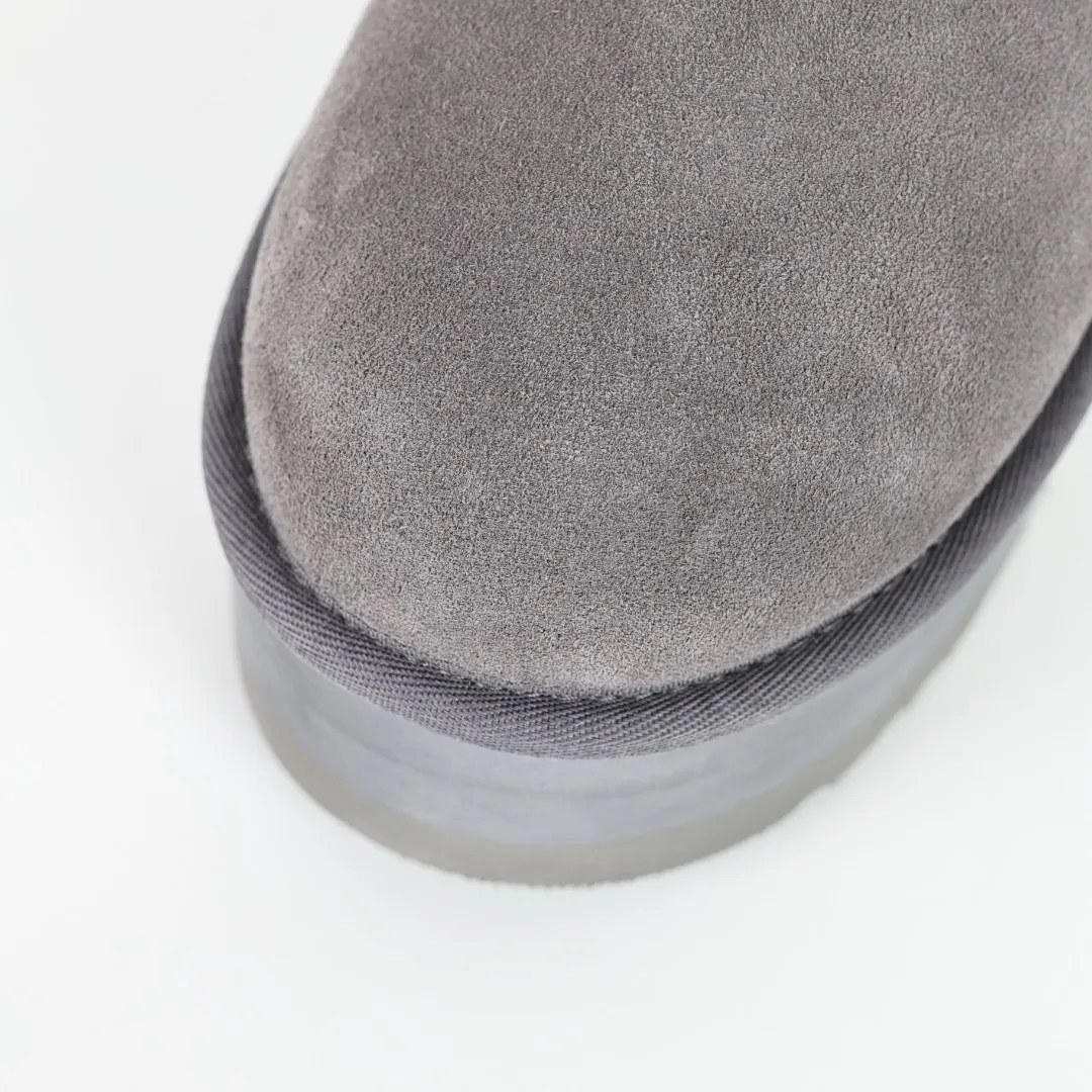 Pick up locally 💰560 Core recommendation good price It is a very suitable choice for home furnishings. In the new year, uug launched a series of styles, which are partial to the preferences of young consumers and have also moved to the forefront of fashion trends. Shoe body material: water-repellent coated suede upper, 17 mm UGGPURE™ implantable wool insole, lightweight non-slip and comfortable rubber outsole, with brand LOGO and trademark, with full packaging Size: 35 36 37 38 39 40